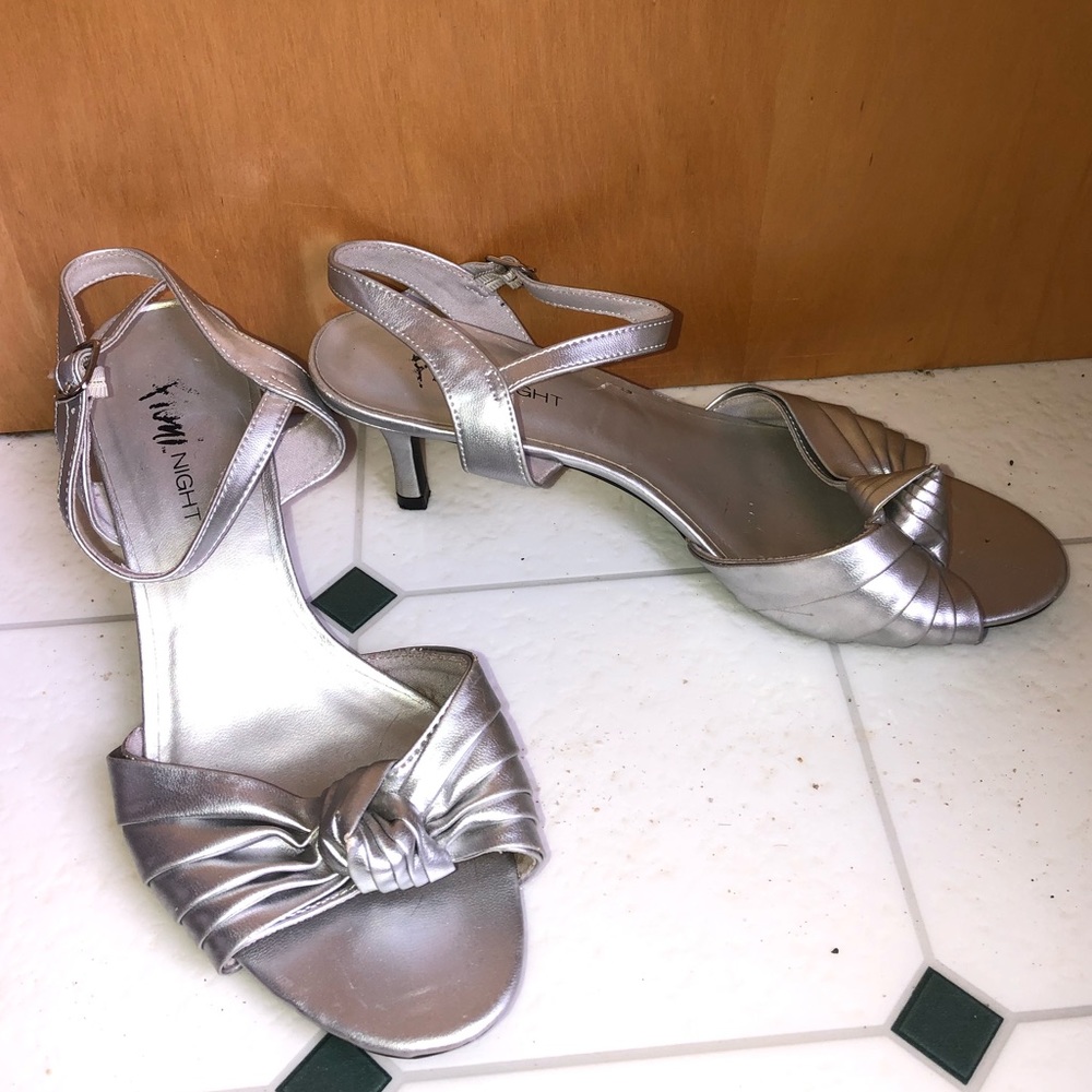 Silver Heels - Picture 3 of 8